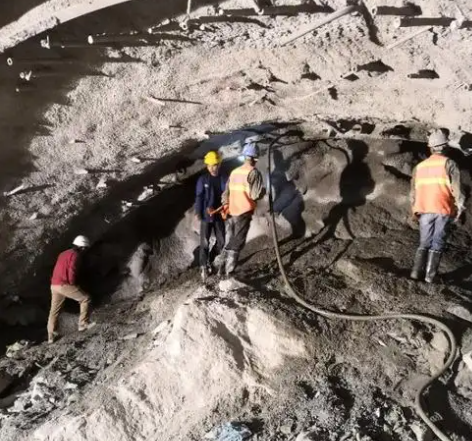 下花园拱顶带模注浆料的施工流程及注意事项